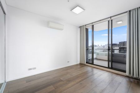 Next to East Village I Large 3-Bedroom Apartment I Double Carspace - Photo 3