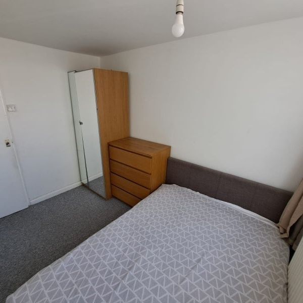 Room in a Shared House, Oval, SW8 - Photo 1