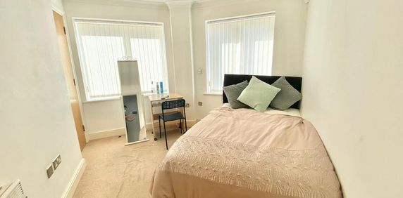 1 bedroom in a flat share to rent - Photo 2