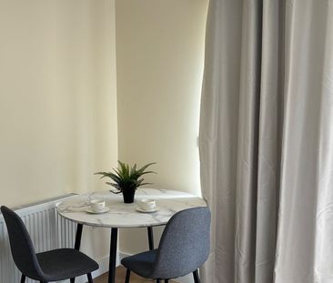 Studio Flat, The Curve, W12 - Photo 2