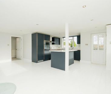 2 bedroom semi-detached bungalow to rent - Photo 2