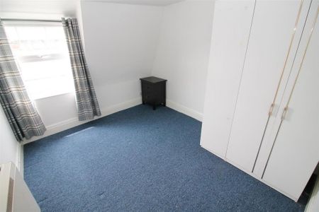 3 bedroom flat to rent - Photo 4