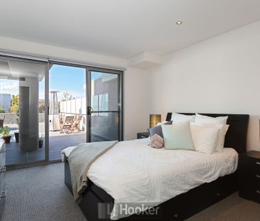 EXECUTIVE HARBOURSIDE LIVING WITH ENORMOUS ENTERTAINING DECK - Photo 2