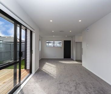 Near New Spacious 2 Bedroom Townhouse! - Photo 1