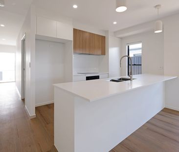 Stunning new home with ducted ac and solar! - Photo 6