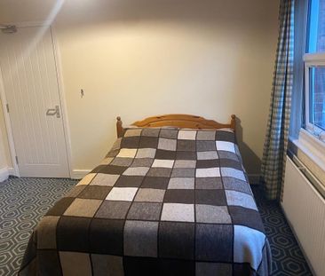 1 bedroom in a house share to rent - Photo 4