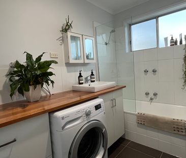 Top Floor Sunny Two Bedroom Apartment (AVAILABLE FURNISHED OR UNFURNISHED) - Photo 2