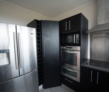 Kingston Gem: Spacious 5-Bedroom Family Home with - Photo 6