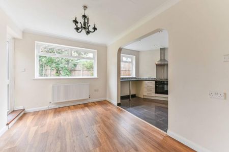 3 bedroom detached house to rent - Photo 4