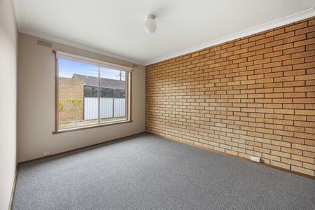 TIDY 1 BEDROOM UNIT IN QUIET COMPLEX - Photo 5