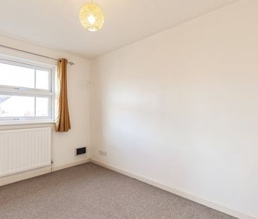 Waltham Gardens, Banbury - Photo 2
