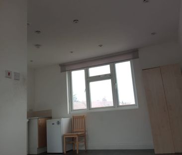 Room in a Shared House, North Circular Road, NW2 - Photo 3