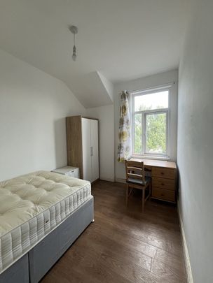 Room in a Shared Flat, Stockport Road, M12 - Photo 1