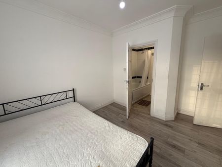Ensuite room to let close to ilford station-£900 pcm - Photo 3