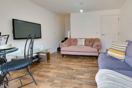 4 bed mid-terraced house to rent in Blue Fox Close, Leicester, LE3 - Photo 3
