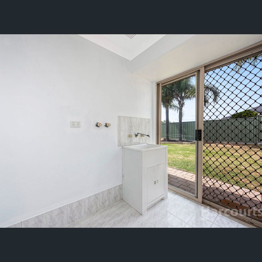 22 Floribunda Avenue, Halls Head, WA 6210 - Photo 1