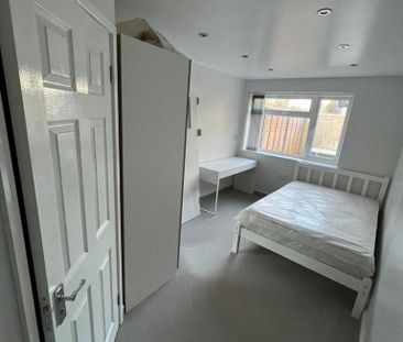 6 bedroom end of terrace house to rent - Photo 5