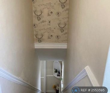 2 bedroom end of terrace house to rent - Photo 3