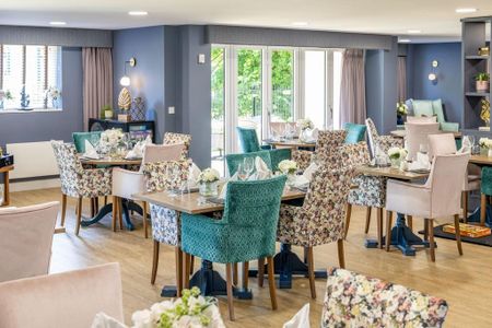 2 bedroom retirement property to rent - Photo 3