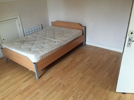 3 bedroom flat to rent - Photo 4