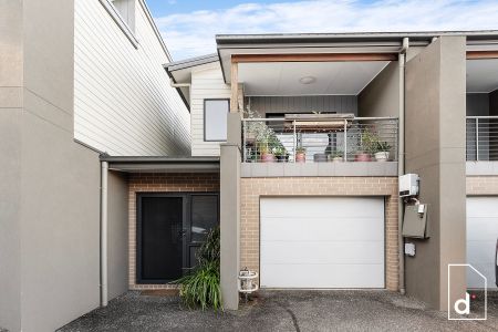 Inviting Entertainer + Walk-to-the-village Convenience - Photo 5