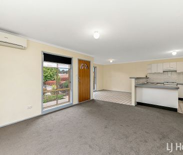 9 Thornhill Crescent, Dunlop ACT, Belconnen - Photo 2