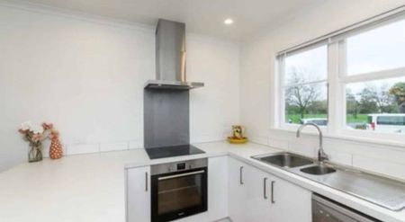 Feilding Flair - Chic, Updated Home with Unmatched Appeal! - Photo 2