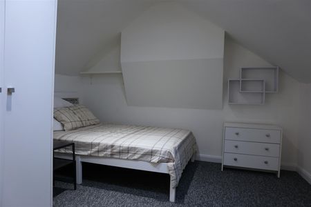 Room 4 - Photo 3