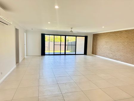 Large 4 Bedroom Duplex in Cundletown - Photo 2