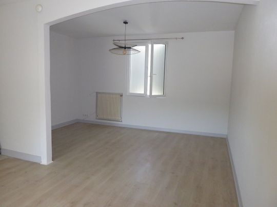Location Maison 3 pièces 81m² SIREUIL 16440 - Photo 1