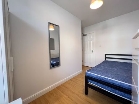 6 bed Apartment for Rent - Photo 2