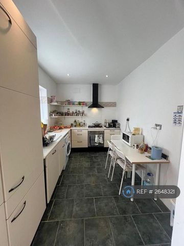 1 bedroom in a house share to rent - Photo 4