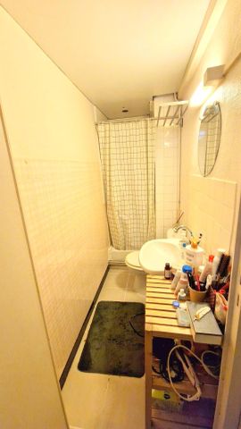 STUDIO en RDC : donne sur une cour intérieure arborée. Disponible ! - Photo 4