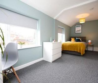 Stunning 3 Bedroom at Droylsden - Photo 4