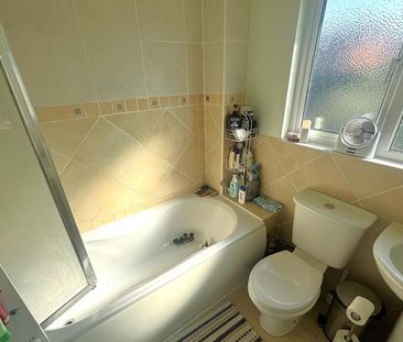 Abingdon Close, Woking, Surrey, GU21 - Photo 4