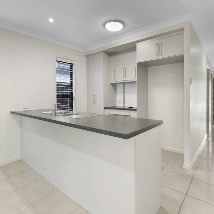3 BEDROOM FAMILY HOME IN ANDERGOVE - Photo 1