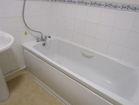2 bedroom semi-detached bungalow to rent - Photo 4