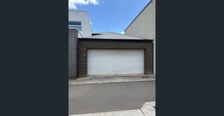 Double garage home - Photo 5