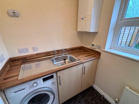 3 bedroom end of terrace to let - Photo 5