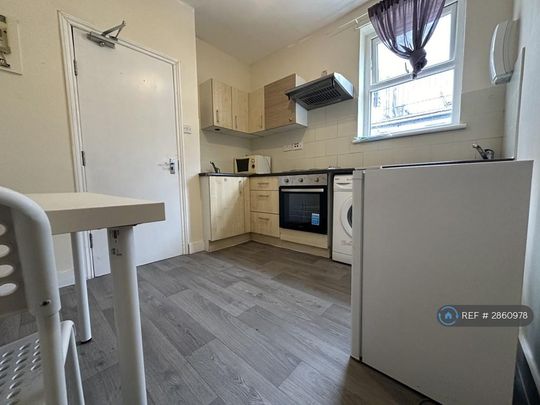 Studio to rent - Photo 1