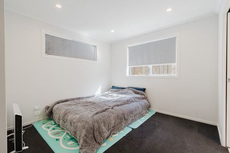 Modern and bright 3-bedroom, 2-bathroom home available for rent in sought-after Rototuna, Hamilton Just a short walk to top-rated schools, Rototuna Shopping Centre, New World supermarket, and Garden Fresh Asian grocery. - Photo 5