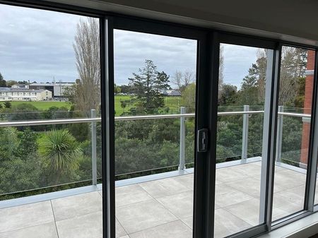 Chic 2BR Apt w/ Balcony in Mt Albert - Photo 2