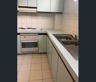 Inner-City Townhouse Living - Photo 6