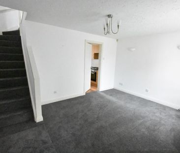 2 bedroom mews to rent - Photo 4