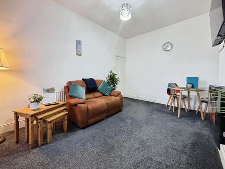 2 bedroom ground floor flat to rent - Photo 2