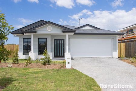 FAMILY HOME IN SHORELINE ESTATE - **BREAK LEASE** - Photo 4