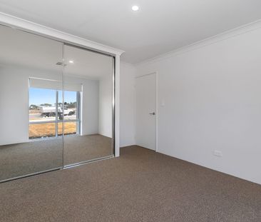 Stylish Family Home with Double Garage in a Prime Baldivis Location - Photo 5
