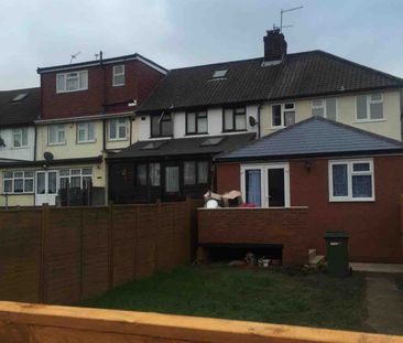 Beautiful 4/5 Bed house to let for £3500 in Wembley HA9 Available 7... - Photo 3