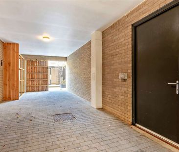 Spacious three-level town house with double garage and off-street p... - Photo 2