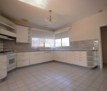 18 Aikman Crescent, Chadstone VIC 3148 - House For Rent | Domain - Photo 3